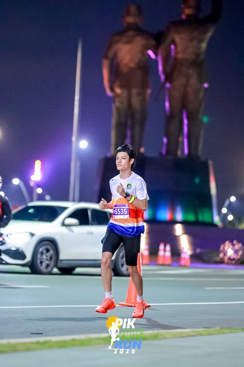 Race photo from PIK NITE RUN 2025