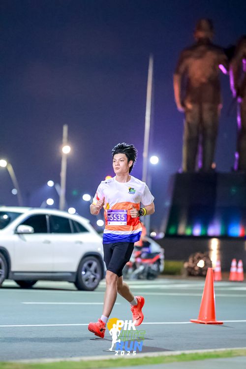 Race photo from PIK NITE RUN 2025