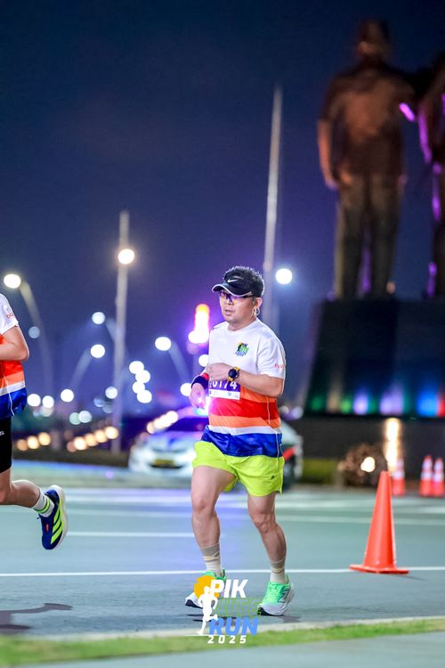 Race photo from PIK NITE RUN 2025