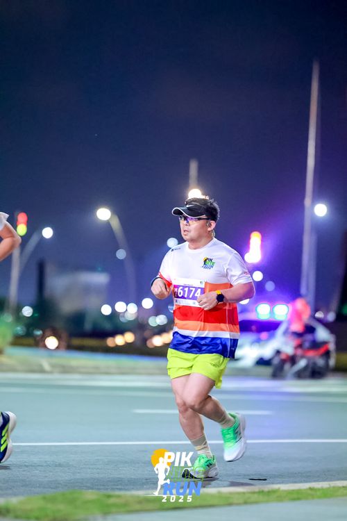 Race photo from PIK NITE RUN 2025