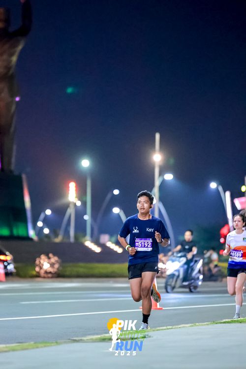 Race photo from PIK NITE RUN 2025