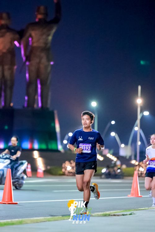 Race photo from PIK NITE RUN 2025