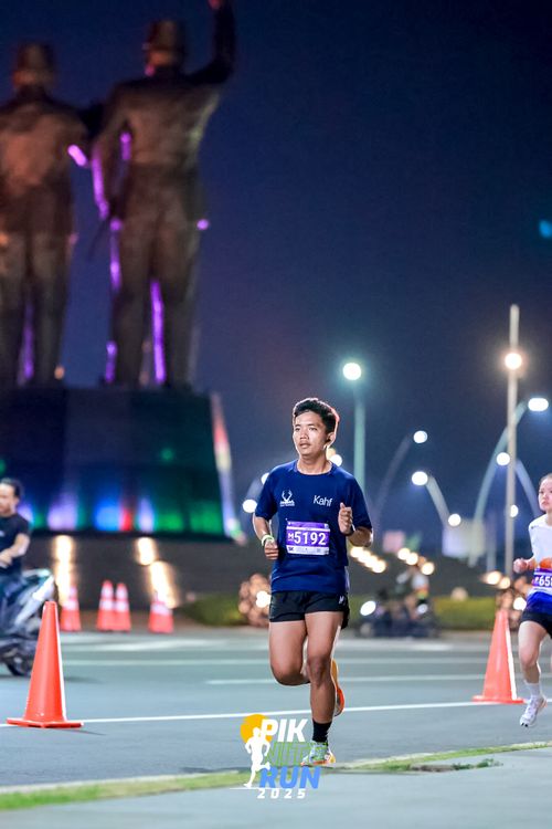 Race photo from PIK NITE RUN 2025