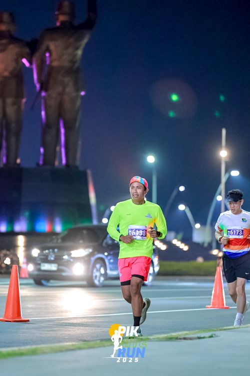 Race photo from PIK NITE RUN 2025