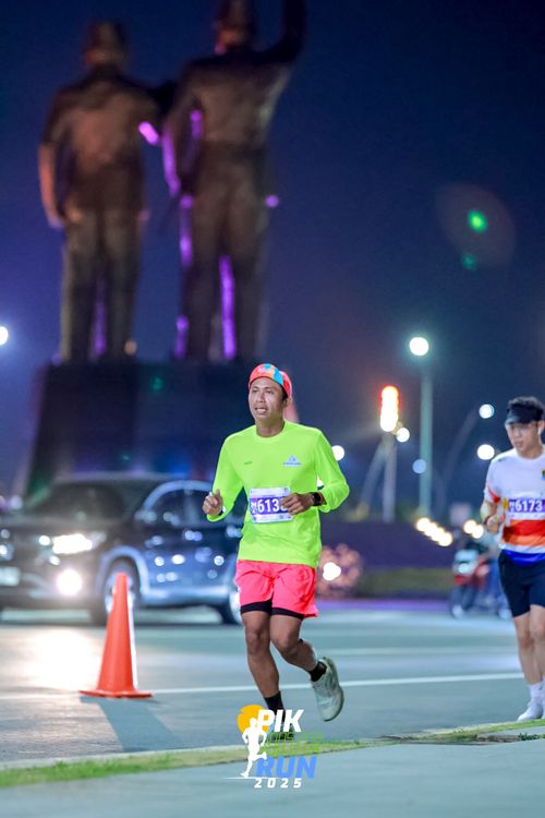 Race photo from PIK NITE RUN 2025
