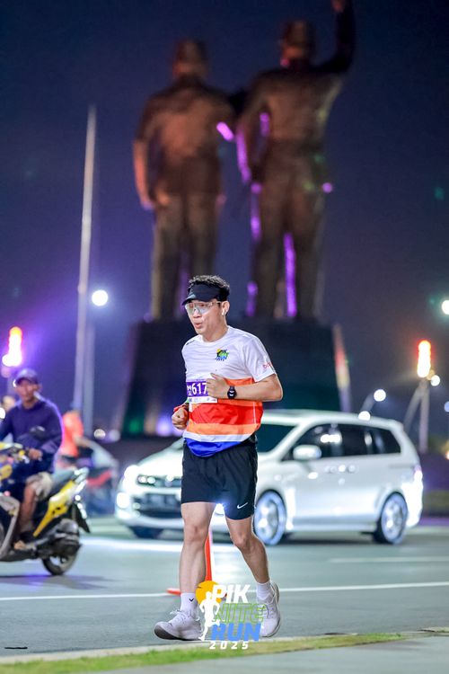 Race photo from PIK NITE RUN 2025