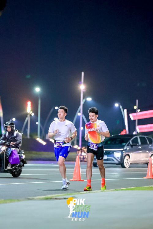 Race photo from PIK NITE RUN 2025