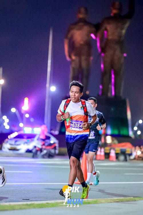 Race photo from PIK NITE RUN 2025