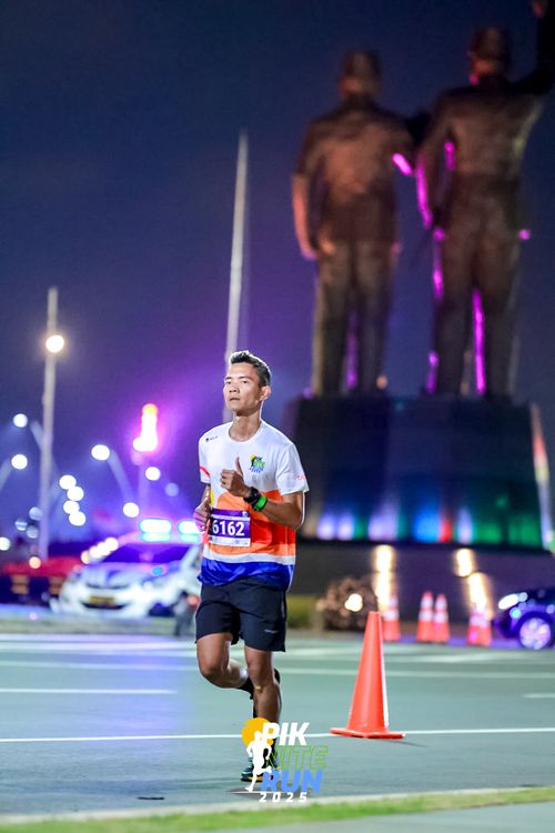 Race photo from PIK NITE RUN 2025