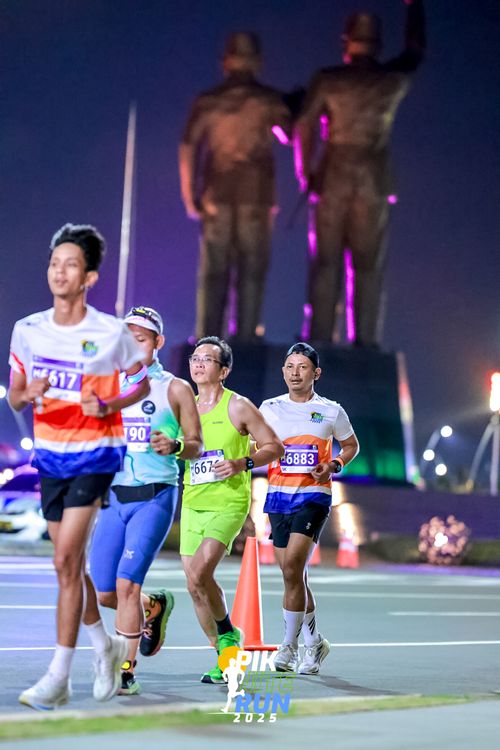 Race photo from PIK NITE RUN 2025
