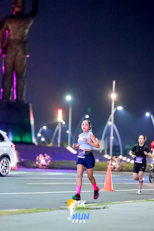 Race photo from PIK NITE RUN 2025