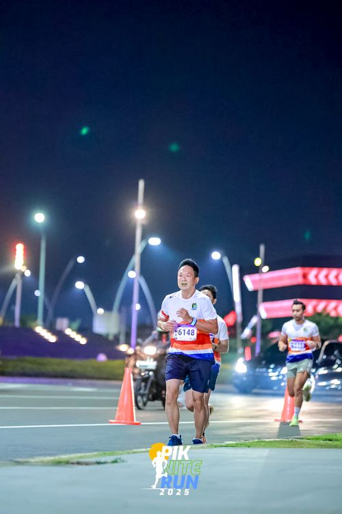 Race photo from PIK NITE RUN 2025