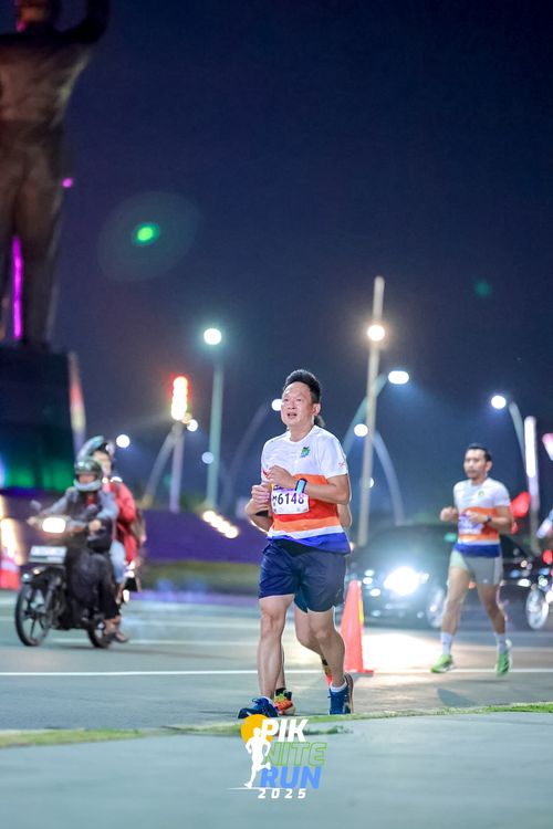 Race photo from PIK NITE RUN 2025
