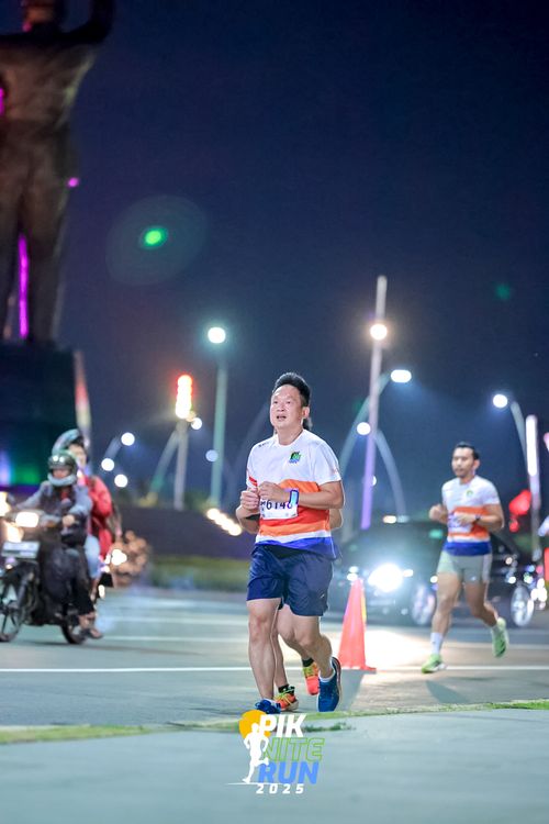 Race photo from PIK NITE RUN 2025