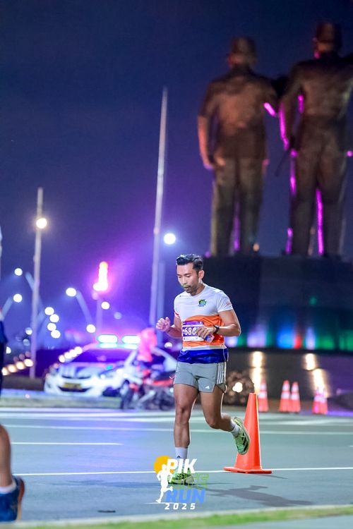 Race photo from PIK NITE RUN 2025