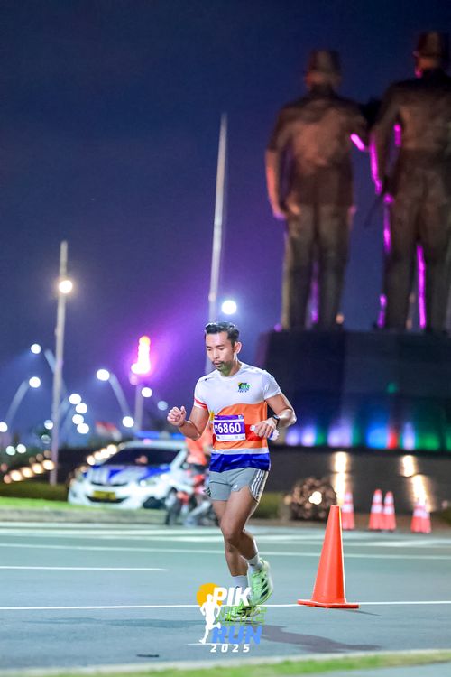 Race photo from PIK NITE RUN 2025