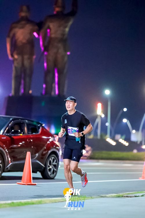 Race photo from PIK NITE RUN 2025