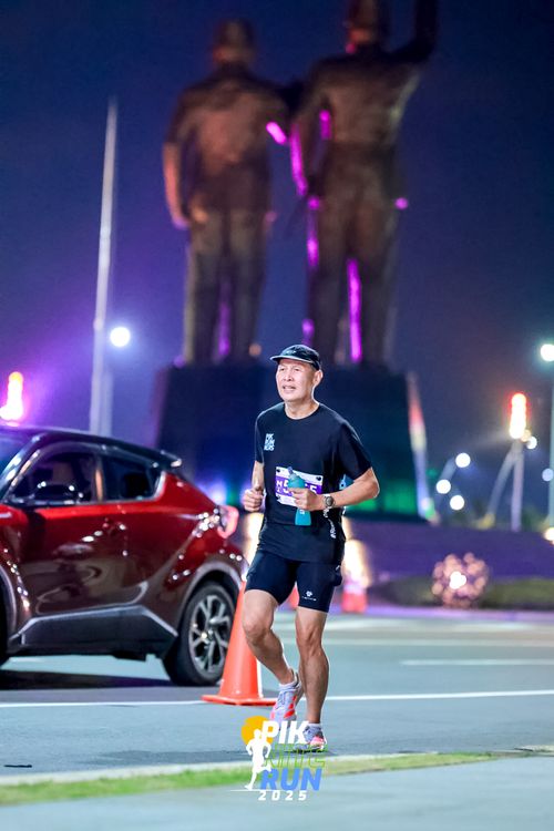 Race photo from PIK NITE RUN 2025