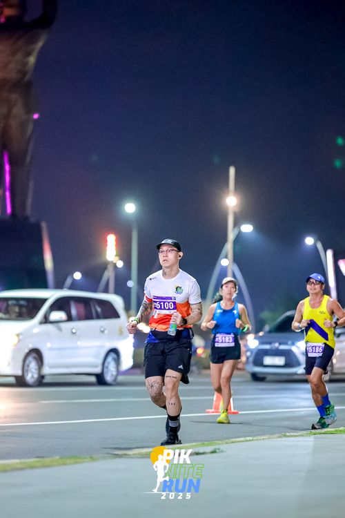 Race photo from PIK NITE RUN 2025