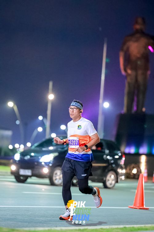 Race photo from PIK NITE RUN 2025