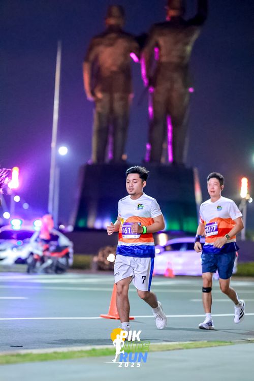 Race photo from PIK NITE RUN 2025