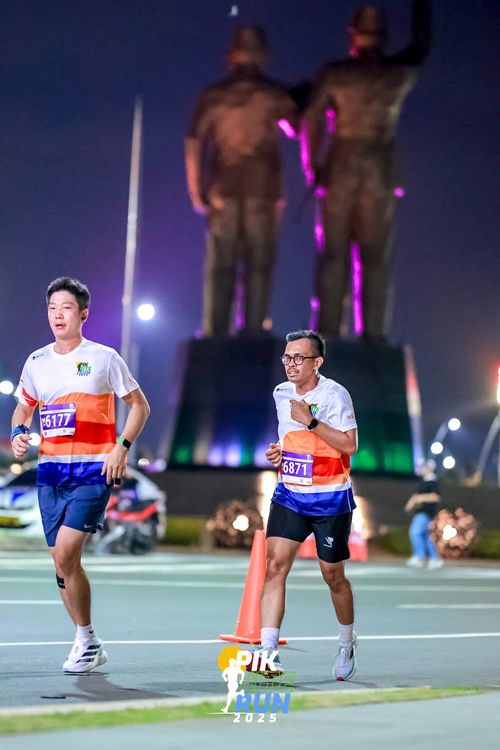 Race photo from PIK NITE RUN 2025