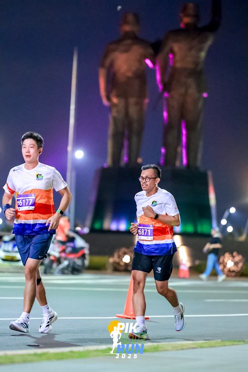 Race photo from PIK NITE RUN 2025