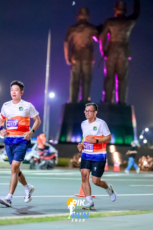Race photo from PIK NITE RUN 2025