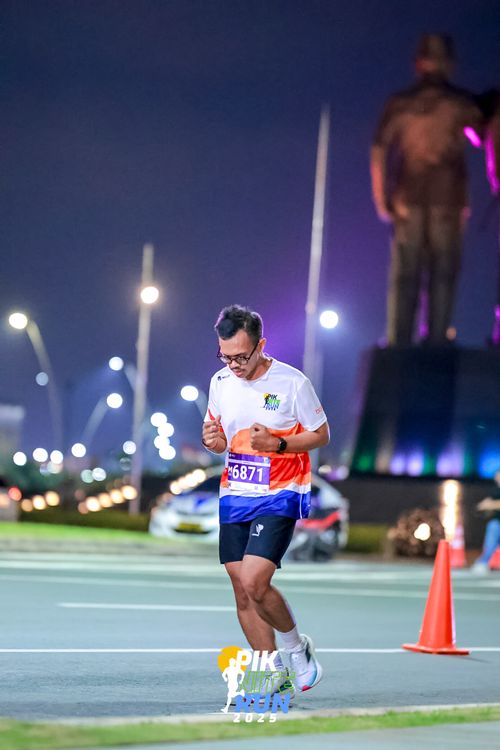 Race photo from PIK NITE RUN 2025