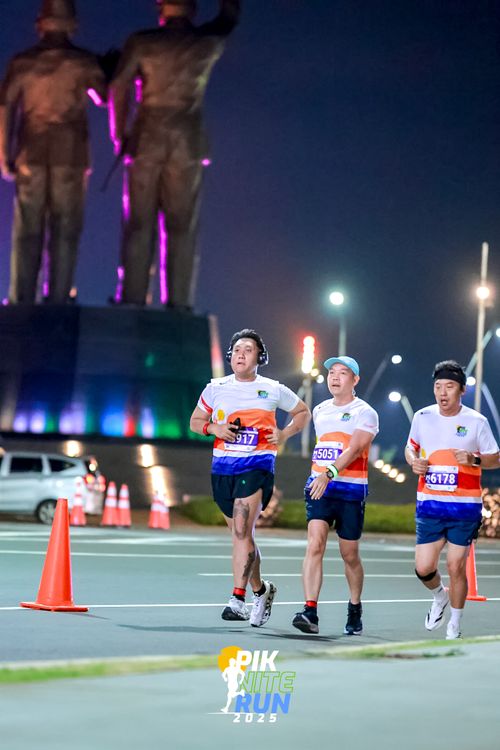 Race photo from PIK NITE RUN 2025
