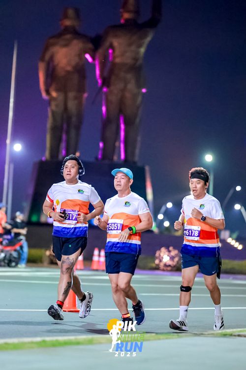 Race photo from PIK NITE RUN 2025