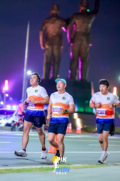Race photo from PIK NITE RUN 2025