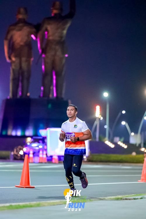 Race photo from PIK NITE RUN 2025