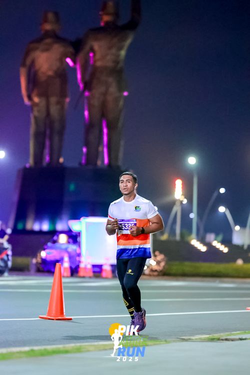 Race photo from PIK NITE RUN 2025