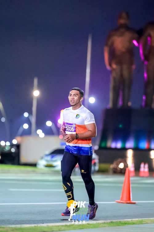 Race photo from PIK NITE RUN 2025