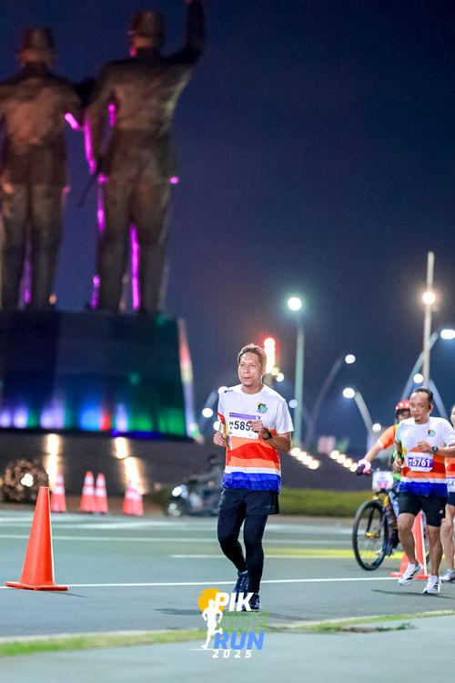 Race photo from PIK NITE RUN 2025