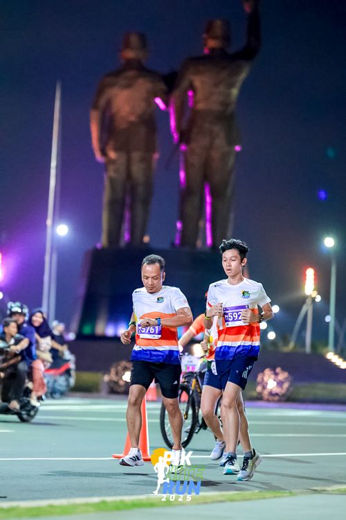 Race photo from PIK NITE RUN 2025