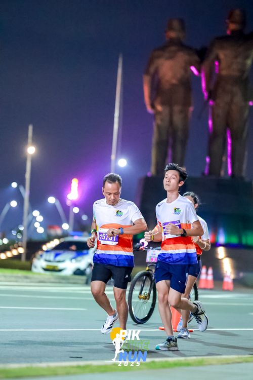 Race photo from PIK NITE RUN 2025