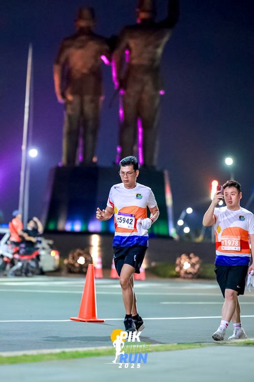 Race photo from PIK NITE RUN 2025