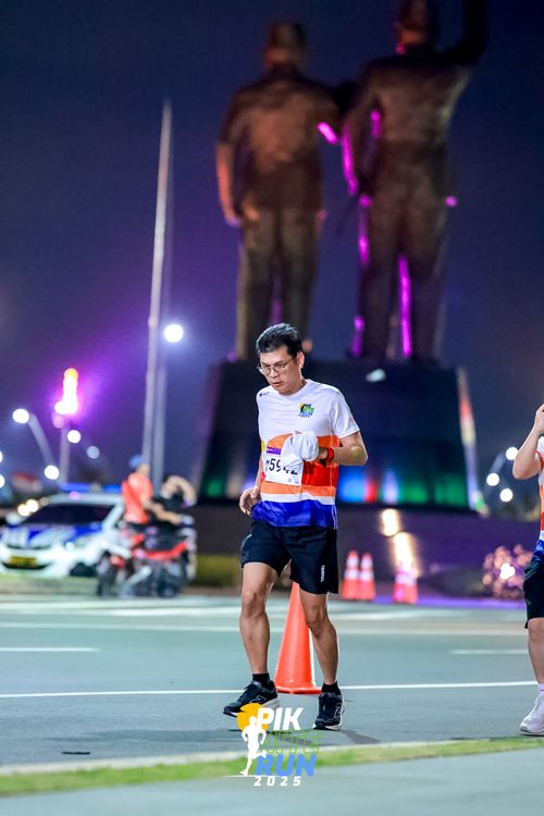 Race photo from PIK NITE RUN 2025