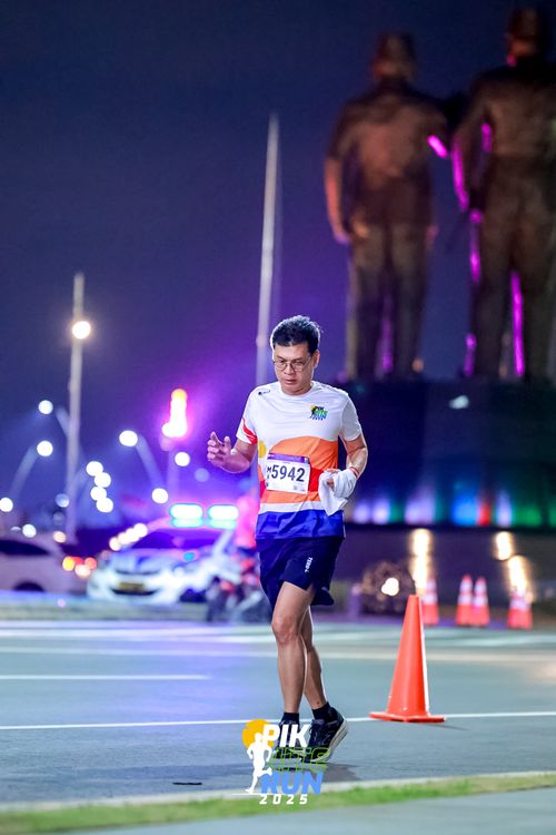Race photo from PIK NITE RUN 2025