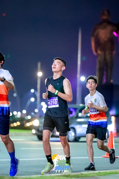 Race photo from PIK NITE RUN 2025