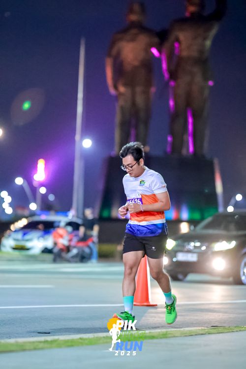 Race photo from PIK NITE RUN 2025