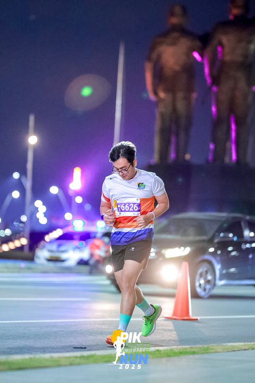 Race photo from PIK NITE RUN 2025