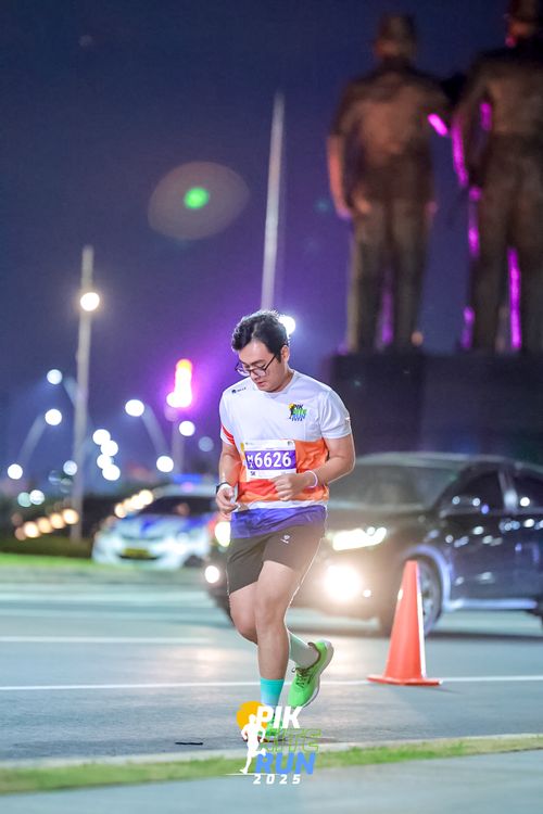 Race photo from PIK NITE RUN 2025