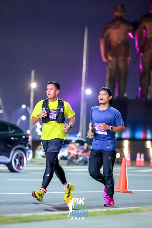 Race photo from PIK NITE RUN 2025