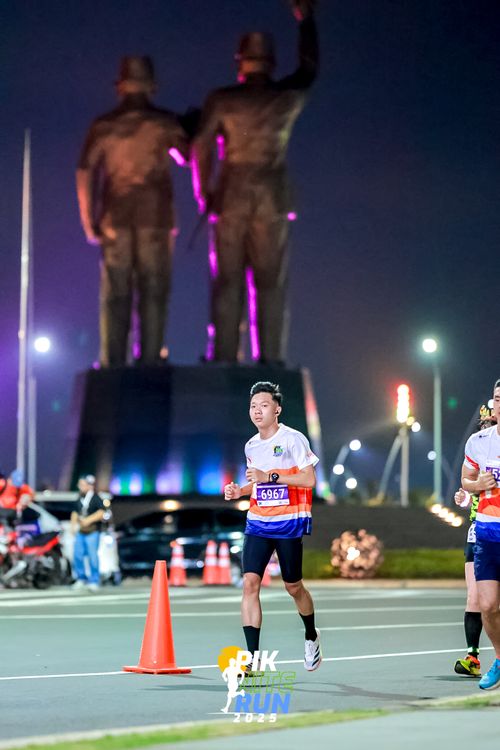 Race photo from PIK NITE RUN 2025