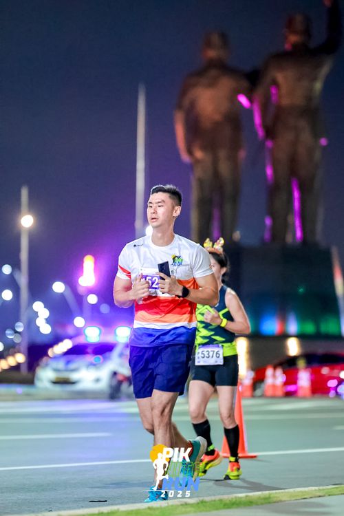 Race photo from PIK NITE RUN 2025