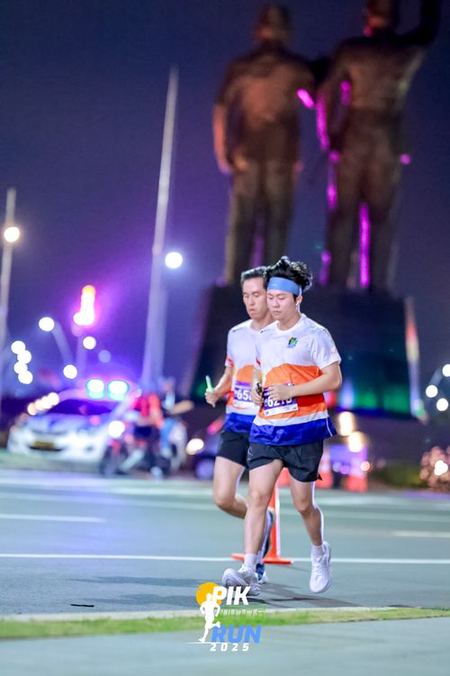 Race photo from PIK NITE RUN 2025