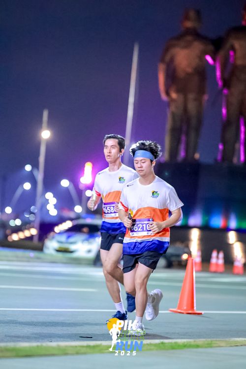 Race photo from PIK NITE RUN 2025
